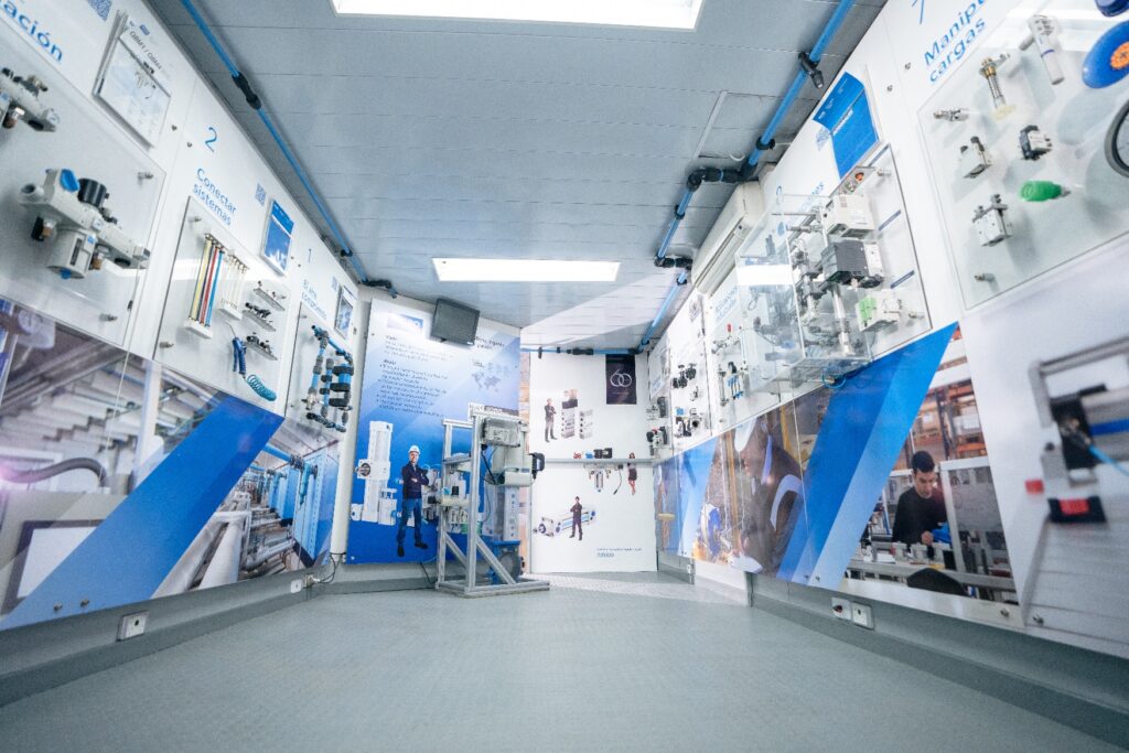 Interior de la unidad móvil de capacitación